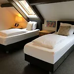 Hof 's Gravenmoer מלון 3*