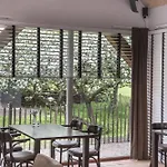 Hof 's Gravenmoer מלון 3*